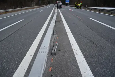 Schrecklicher Unfall auf der N13: 18-Jähriger kippt mit Auto um!