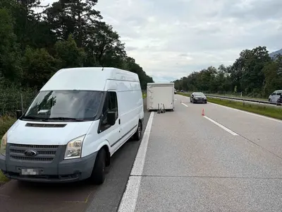 Chaos auf der A13: Lieferwagen-Unfall sorgt für riesigen Stau!