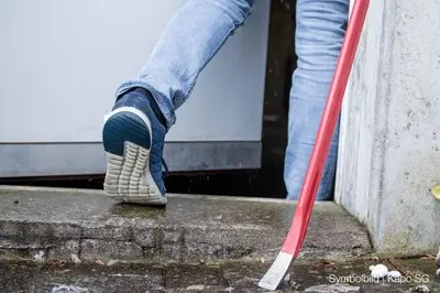 Unbekannte brechen in Altersheim ein: Bewohnerin schreckt Täter ab!