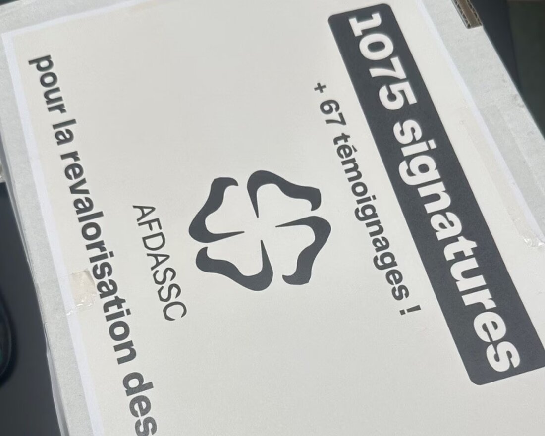 Die VPOD Freiburg überreicht 1075 Unterschriften zur Aufwertung der Fachpersonen Gesundheit an die Staatskanzlei des Kantons Freiburg.