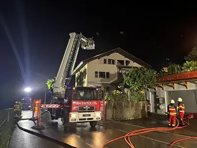 Blitzschlag entfesselt Inferno: Zweifamilienhaus in Melchtal brennt