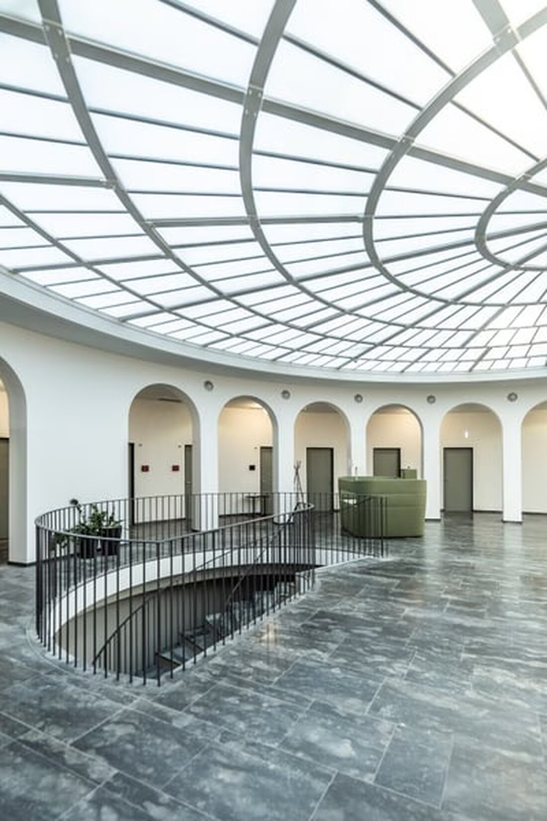 Der Jahresbericht 2024 zu Hochbauten im Verwaltungsvermögen beleuchtet Investitionen, Klimaziele und Entwicklungen im Bildungsbereich in Basel-Stadt.