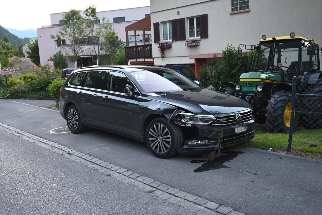 Ein 17-Jähriger verursachte in Walenstadt einen Selbstunfall und flüchtete von der Polizei, war fahrunfähig und ohne Führerschein.