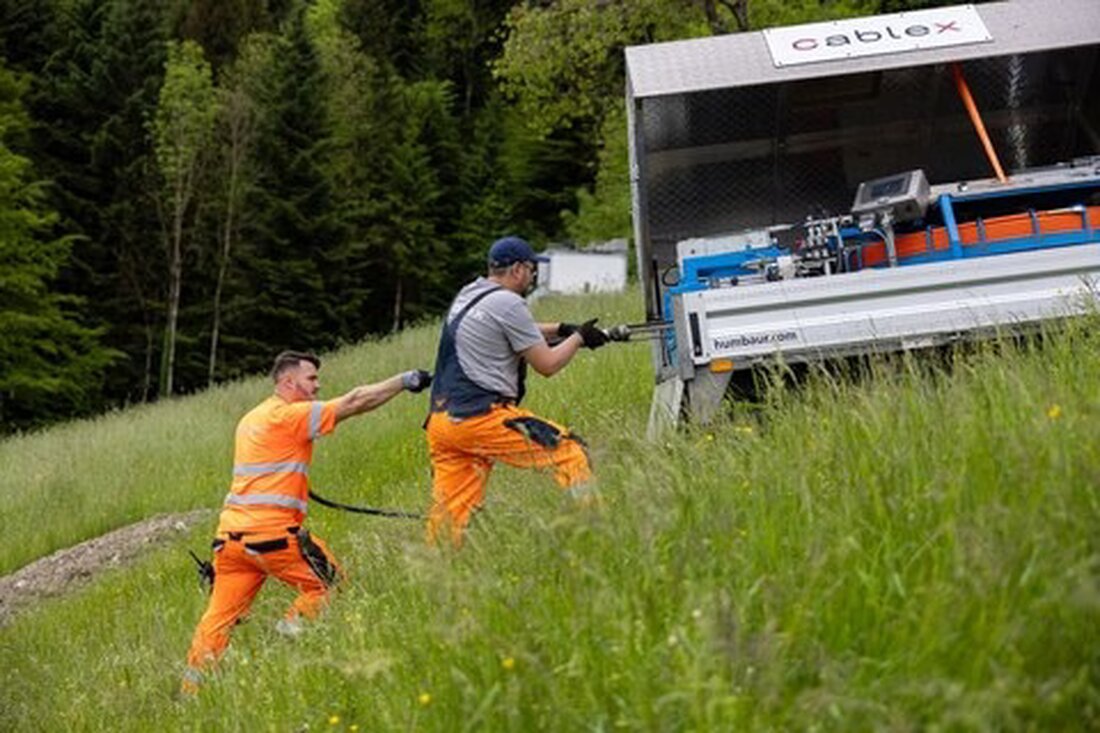 Im Bezirk Gonten wird die Breitbanderschliessung vorangetrieben. Swisscom und SAK erweitern den Ausbau, um hohe Internetgeschwindigkeiten bis 2029 bereitzustellen.