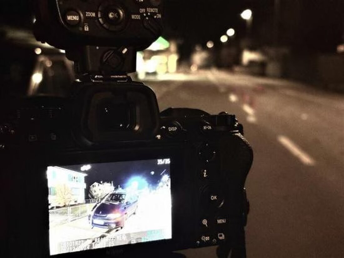 Ein 8-jähriger Junge wurde in Pfäffikon von einem Auto erfasst und schwer verletzt. Die Polizei ermittelt den Unfallhergang.