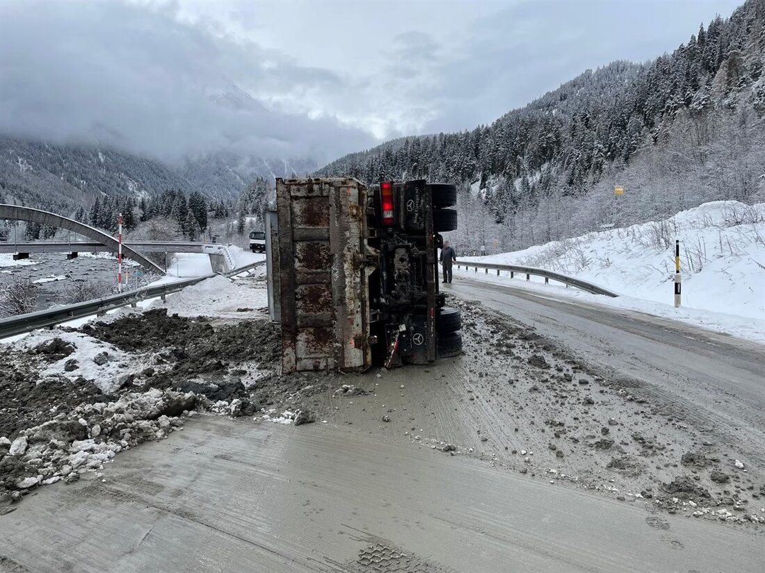 Auf der Engadinerstrasse in Strada kippte ein Lastwagen mit Aushubmaterial, der Fahrer verletzte sich leicht. Verkehr umgeleitet.