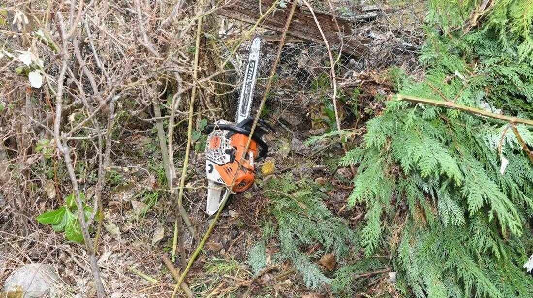 Ein Forstwart verletzte sich während Schneidearbeiten mit einer Kettensäge in Speicherschwendi. Schutzausrüstung verhinderte Schlimmeres.