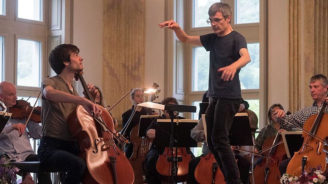 Reto Cuonz und das Glarner Kammerorchester erhalten den Glarner Kulturpreis 2025 für herausragende musikalische Leistungen.