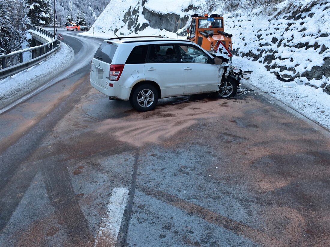 Automobilistin verletzt nach Auffahrunfall auf Schneefräse in Ardez; Polizei ermittelt zur Unfallursache.