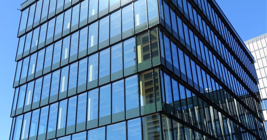 Die Kantonsschule Rotkreuz startet 2025 als erstes Gymnasium Schweiz mit einem innovativen Maturitätslehrgang und interdisziplinären Fächern.