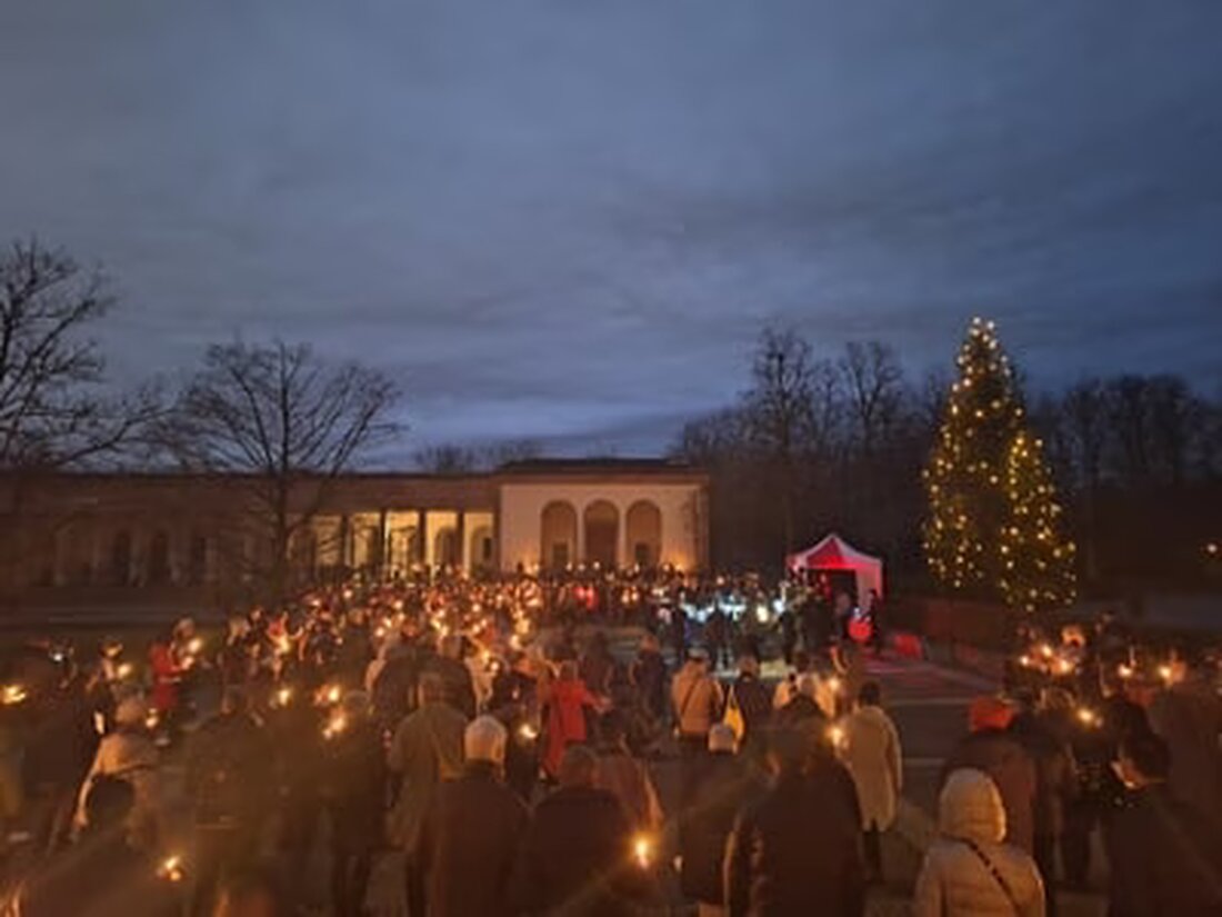 Am 24. Dezember 2024 feiert die Bevölkerung am Friedhof Hörnli mit Musik und Ansprachen eine stimmungsvolle Weihnachtszeremonie.