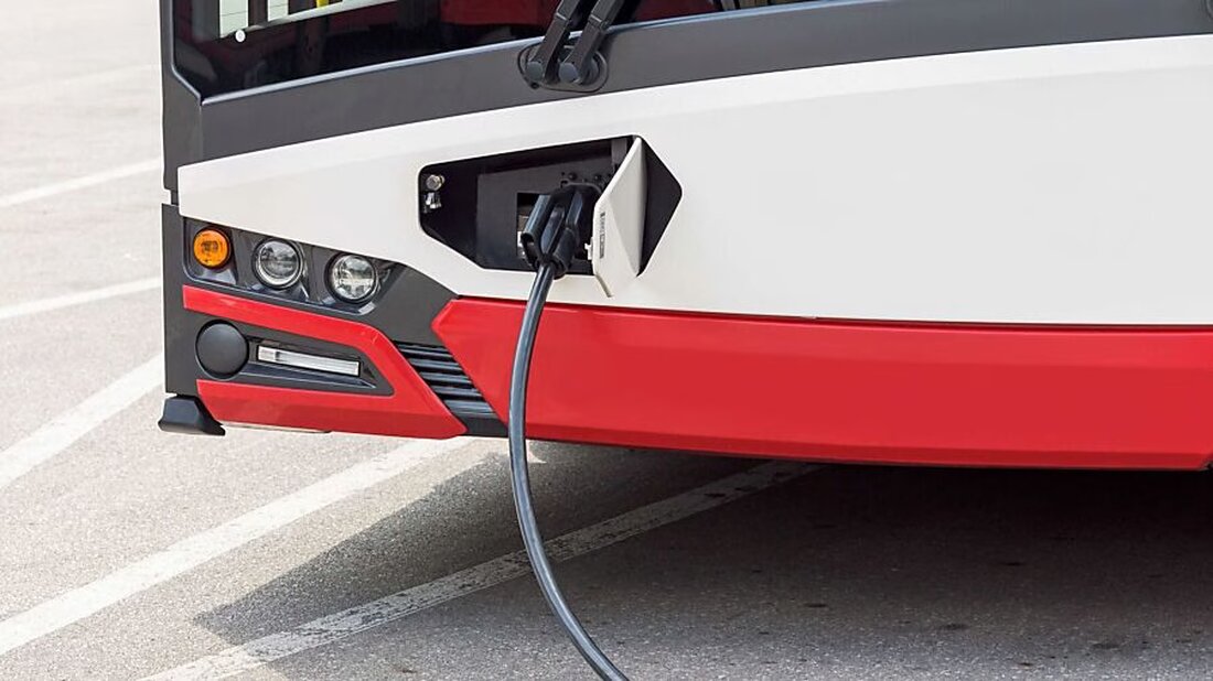 Der Kanton Glarus plant die Umstellung auf Elektrobusse bis 2029, um fossile Brennstoffe im öffentlichen Verkehr zu meiden.