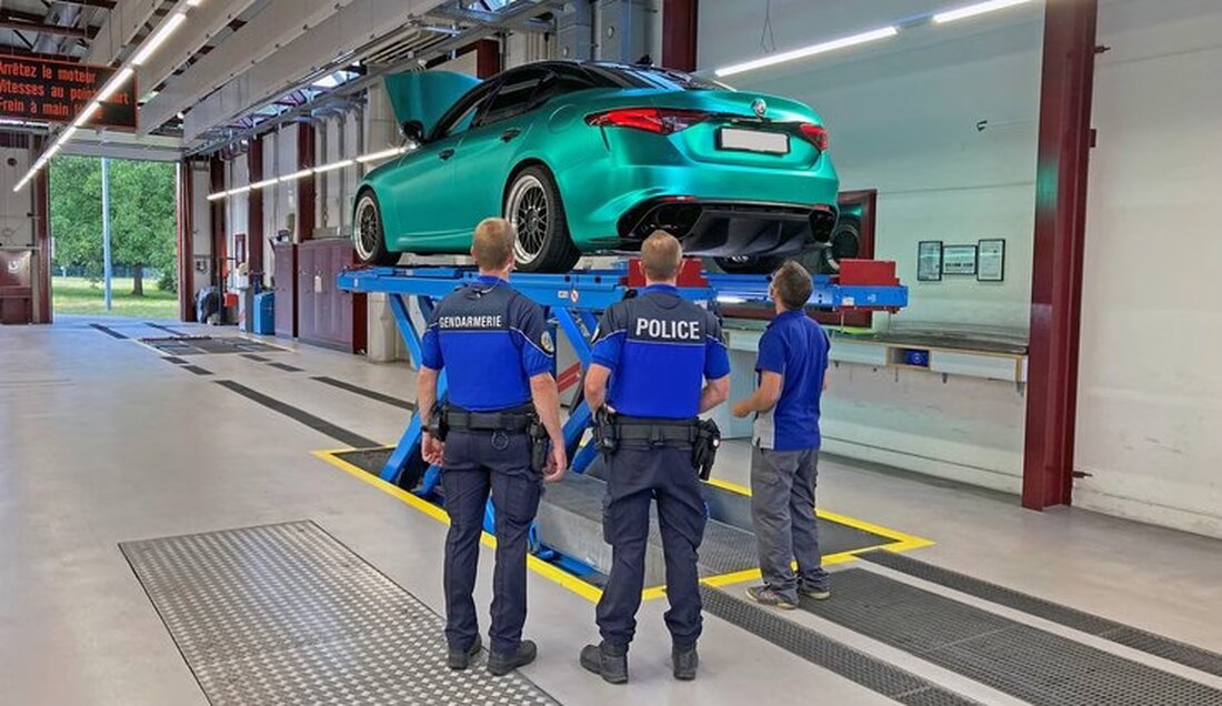 Kontrolle von 806 Fahrzeugen in Waadt: 290 nicht konforme Autos und 44 Beschlagnahmungen seit Frühling 2024. Lärmminderung im Fokus.
