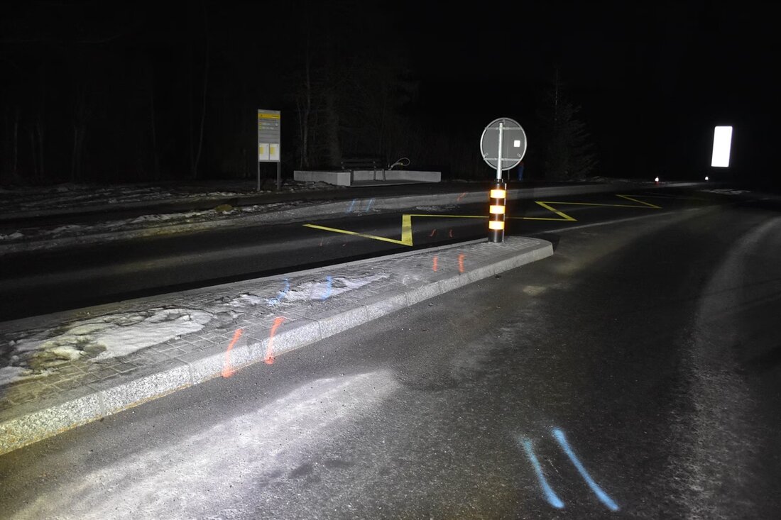 In Flims verunfallte ein 50-jähriger Fahrer unter Alkoholeinfluss. Nach den Kollisionen informierte er die Polizei.