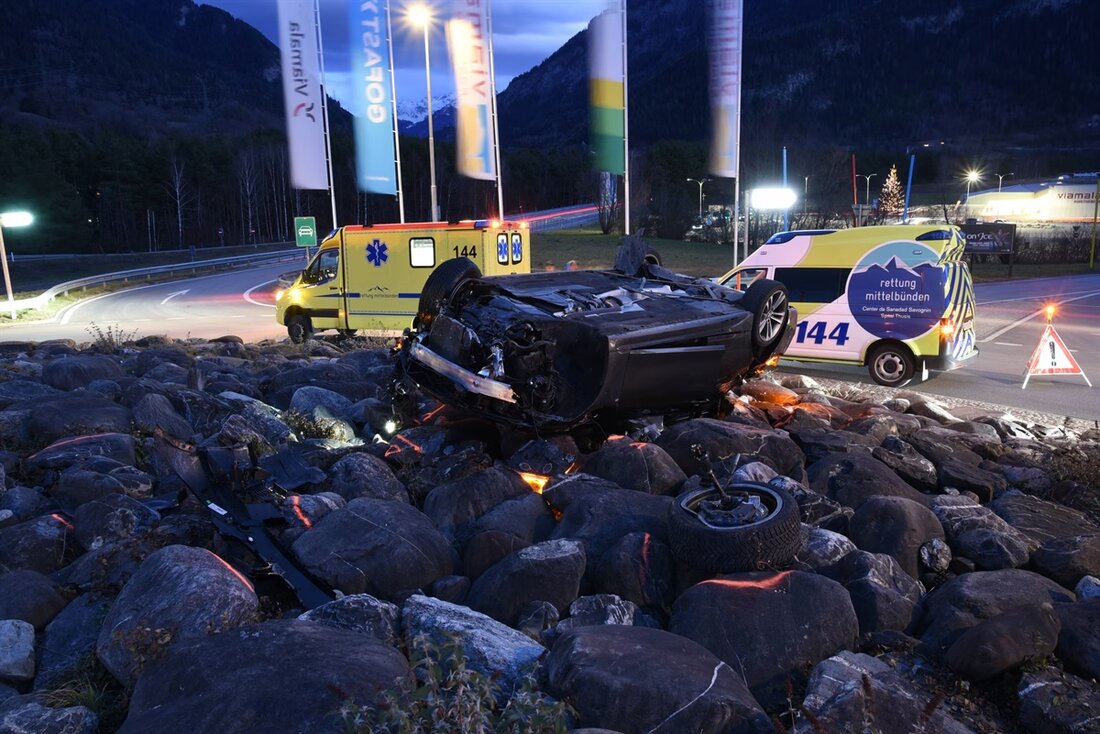 In Thusis landete ein Wagen bei einem Selbstunfall auf dem Dach. Beide Insassen wurden verletzt, der Hund blieb unversehrt.