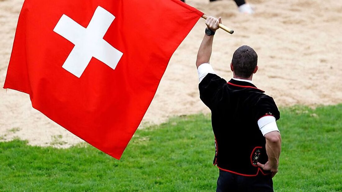 Regierungsrat Glarus wünscht frohe Festtage und Schwung für das neue Jahr, mit Ausblick auf das Eidgenössische Schwingfest 2025.