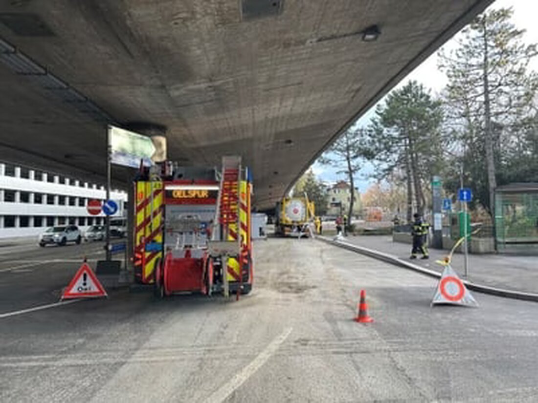 Lastwagen verliert am 20. Dezember in Basel Frittieröl, Verkehr gesperrt, Feuerwehr reinigt die Fahrbahn. Keine Gefahr für die Bevölkerung.