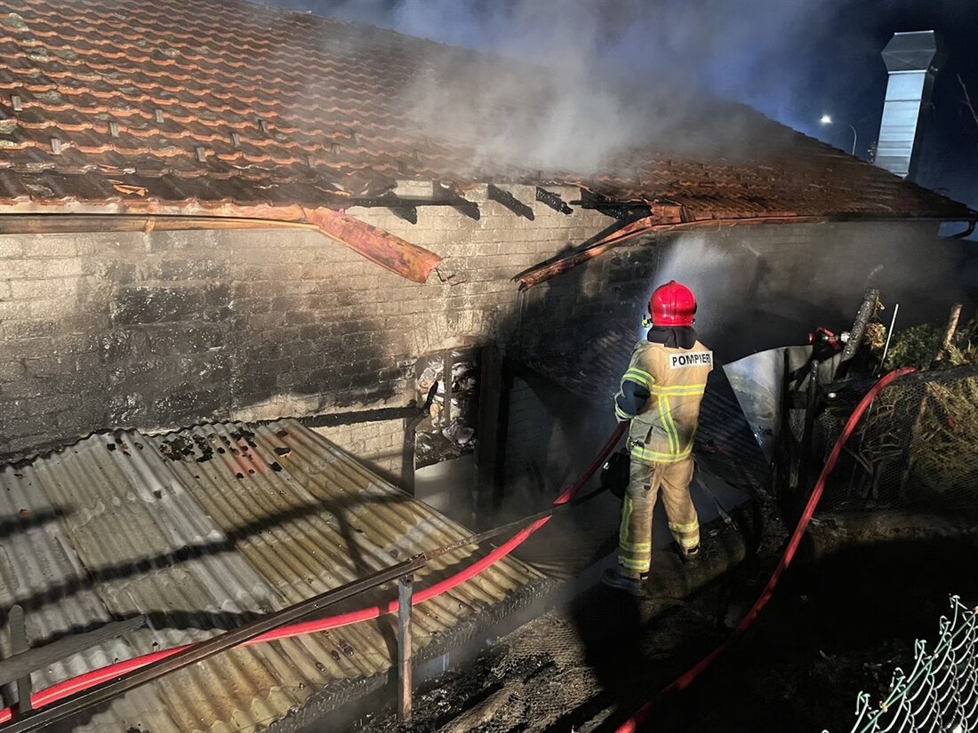 In Cama brach am Sonntagabend ein Brand in einer Autogarage aus. Feuerwehr und Polizei ermitteln die Ursache des Sachschadens.