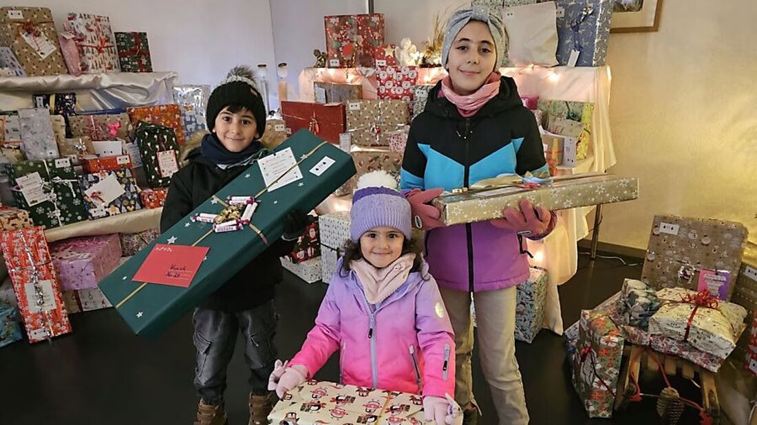 Über 200 Kinder in Glarus freuen sich über Geschenke vom Wunschbaum, der Gemeinschaft und Solidarität in der Weihnachtszeit fördert.
