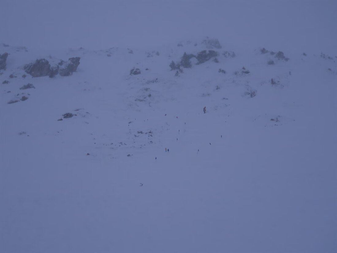 Am 24.12.2024 wurde eine 26-jährige Snowboarderin in Arosa von einer Lawine erfasst und starb am Unfallort. Retter im Einsatz.