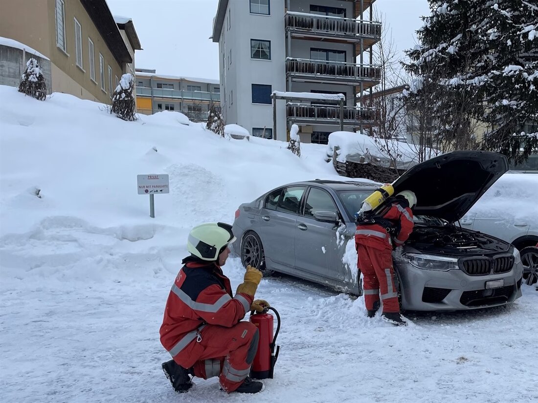 In Davos Platz verursachten zwei Kinder durch Wunderkerzen unter einem Auto einen Brand, der schnellen Sachschaden von fast zehntausend Franken anrichtete.