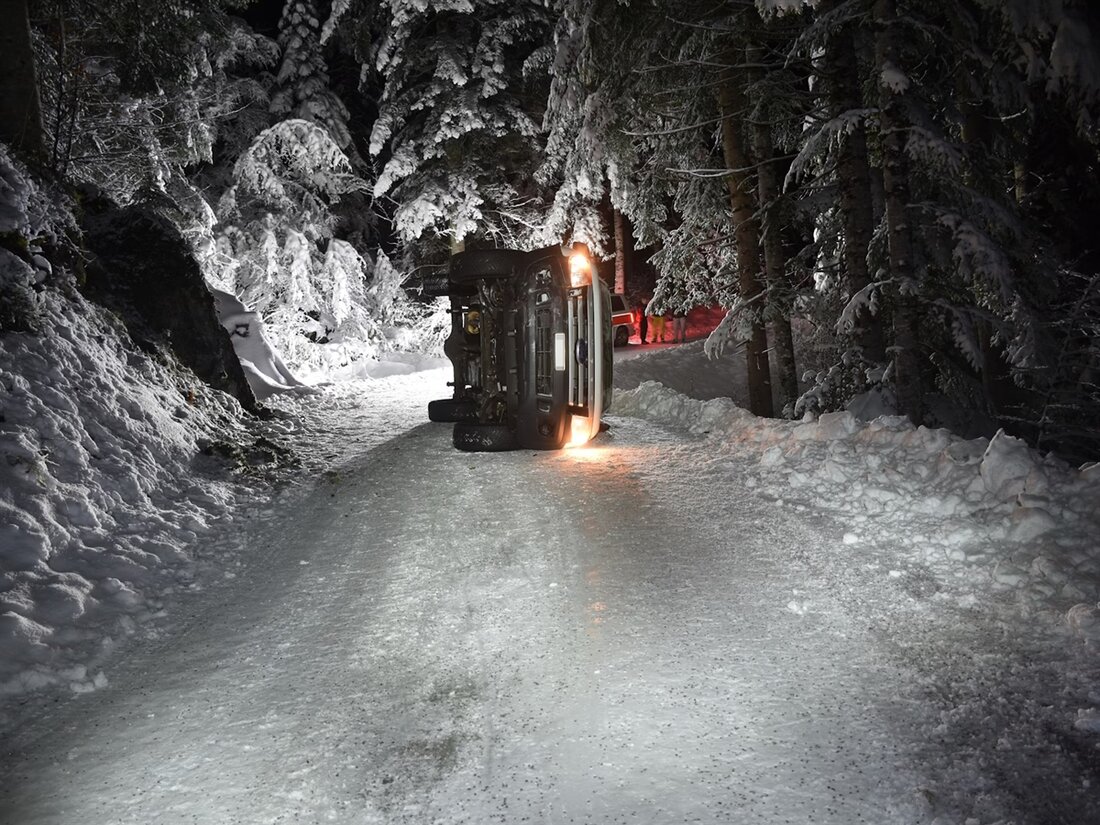 In Flims kam es an Heiligabend zu einem Selbstunfall. Der alkoholisierte Fahrer verlor die Kontrolle und kippte um.