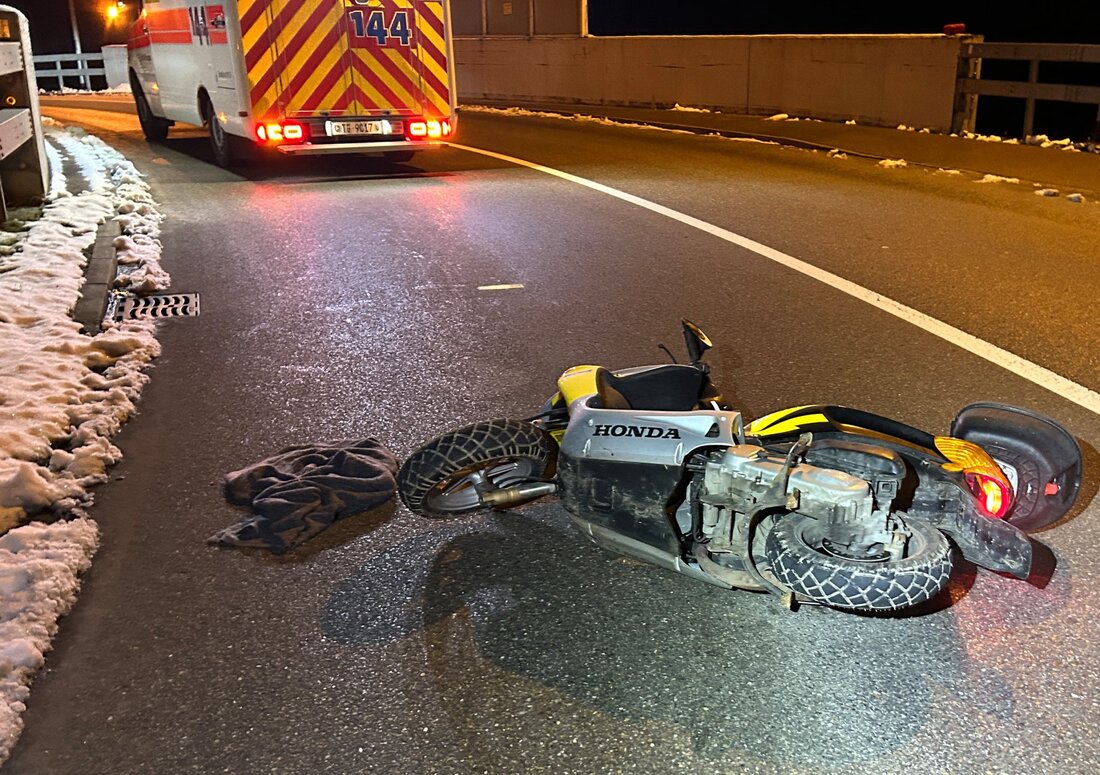 Ein alkoholisierter Rollerfahrer (61) verletzte sich bei einem Sturz in Sirnach leicht bis mittelschwer. Rettungsdienst brachte ihn ins Spital.