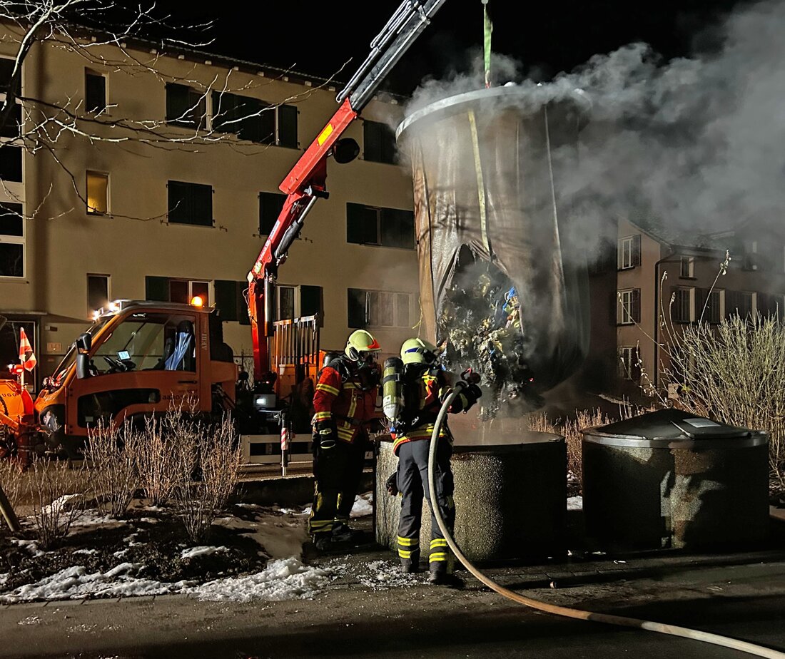 In Aadorf brannte ein Unterflurcontainer in der Nacht auf Freitag, Sachschaden von etwa tausend Franken, Brandursache unklar.
