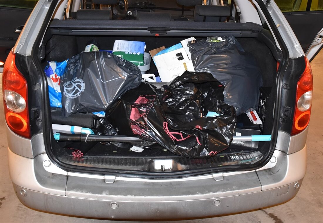In Laax wurden drei Ladendiebe aus Belarus und der Ukraine festgenommen. Die Kantonspolizei entdeckte gestohlenes Gut im Fahrzeug.