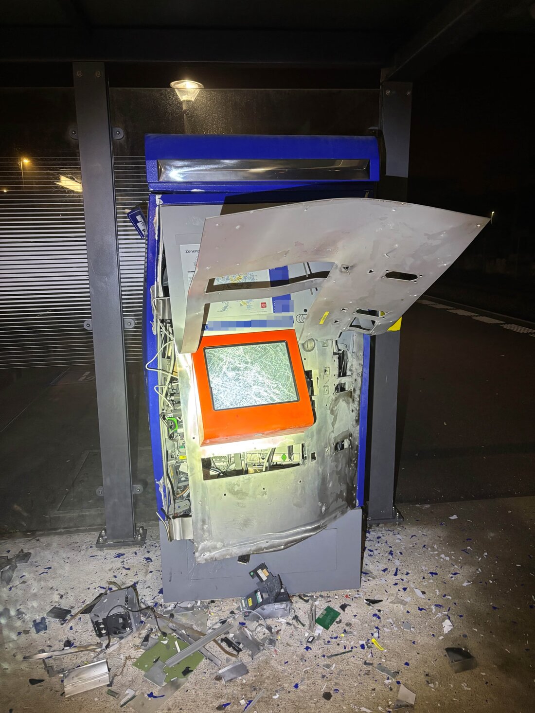 Unbekannte Beschädigung eines Billettautomaten am Bahnhof Kreuzlingen Bernrain. Polizei sucht Zeugen. Schadenshöhe: mehrere zehntausend Franken.