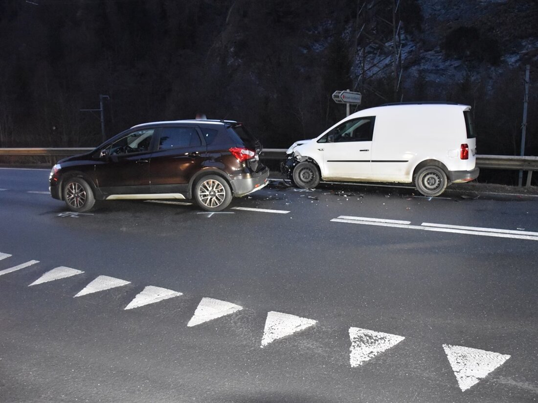 Auffahrunfall am 18.12.2025 in Fideris: Personenwagen collidiert mit Lieferwagen, ein Verletzter zur Kontrolle ins Spital gebracht.