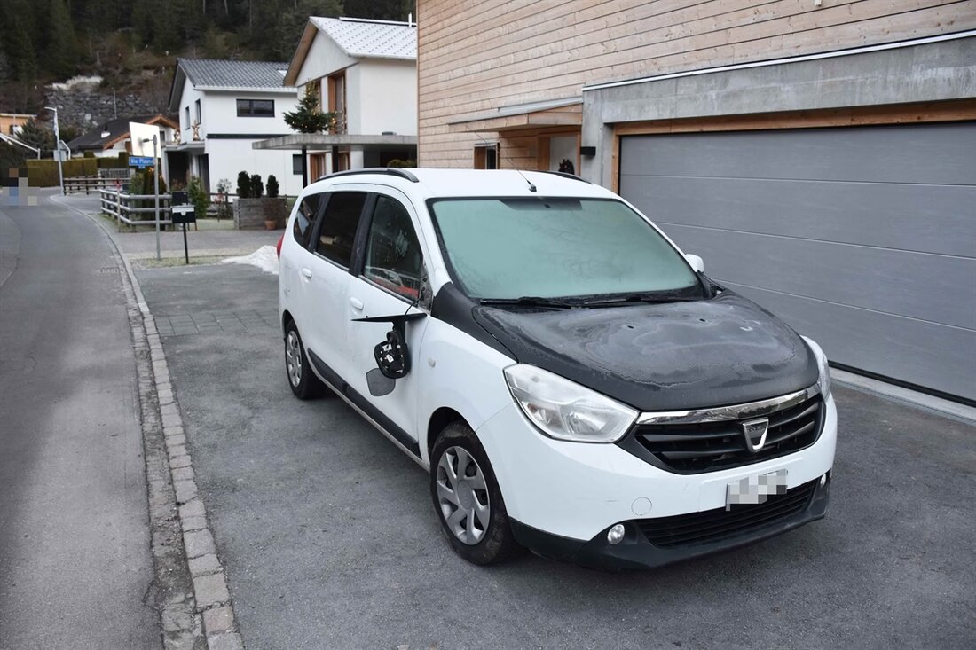 Unbekannte Täter haben in Laax mehrere Fahrzeuge und eine Terrassentür beschädigt. Hinweise bitte an die Polizei Flims.