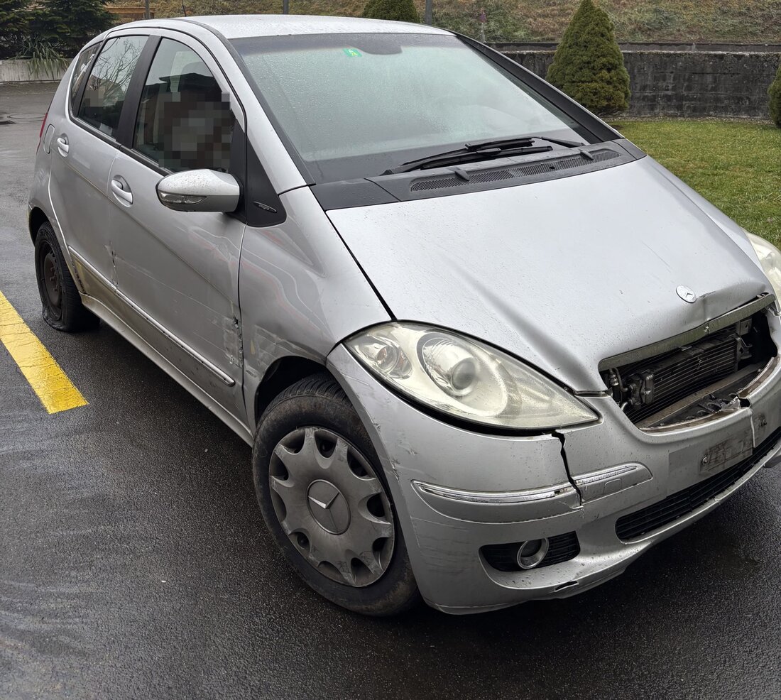 In Weinfelden verursachte eine fahrunfähige Autofahrerin einen Unfall und floh vom Ortsgeschehen. Führerausweis eingezogen.