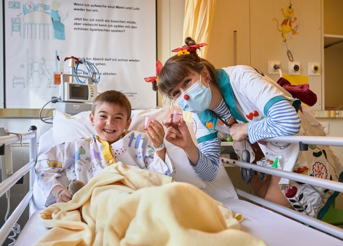 Die Stiftung Theodora feiert 30 Jahre Kinderlachen im Kinderspital Zentralschweiz: Freude, Ablenkung und Unterstützung für junge Patient:innen.