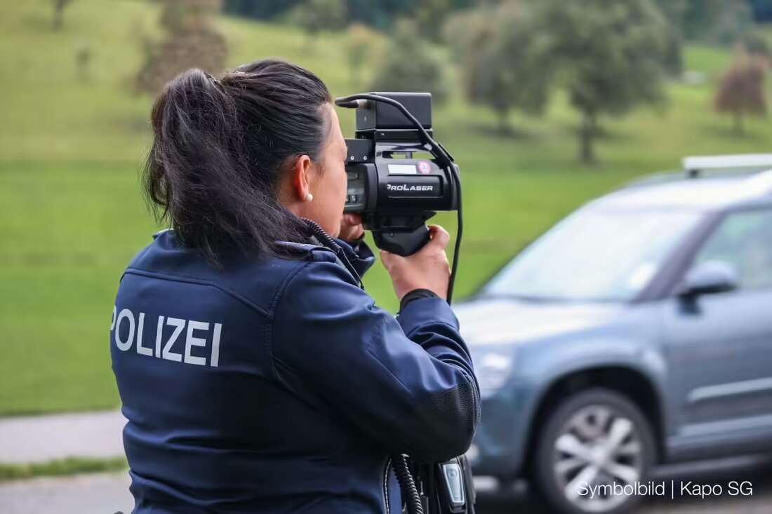 Kantonspolizei St.Gallen kontrolliert Geschwindigkeit: 37-Jährige fährt mit 91 km/h innerorts und verliert ihren Führerausweis.