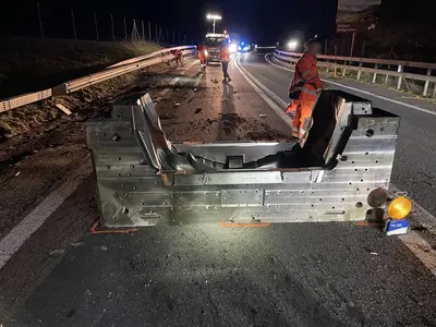 Sattelschlepper verliert 12 Tonnen Stahl: A13 nach Unfall stark beschädigt!