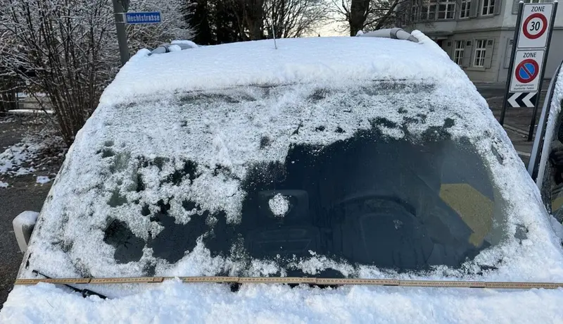 Eisige Gefahr: Autofahrer mit vereisten Scheiben in der Schweiz angehalten!