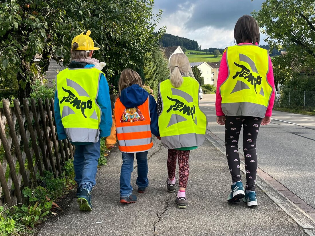50 Thurgauer Schülerinnen und Schüler erhalten Tablets für ihre Teilnahme an der Leuchtwesten-Aktion zur Verkehrssicherheit.