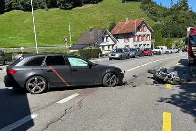 Kollision in Herisau: Auto und Motorrad prallen zusammen!