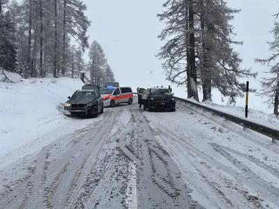 Schock auf der Malojastrasse: Zwei Autos kollidieren, eine Verletzte!