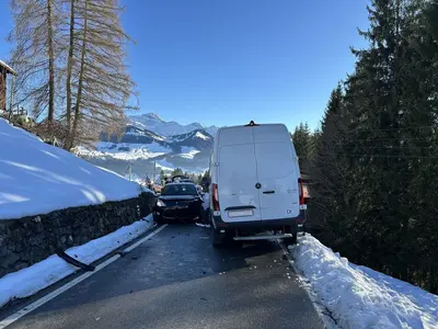 Verkehrsunfall in Urnäsch: Zwei Autos kollidieren, Strasse gesperrt!