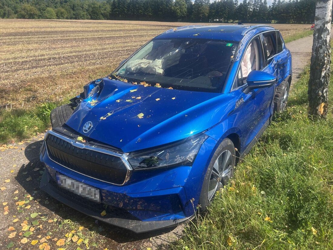 Ein 74-jähriger Autofahrer verunglückte in Bad Zurzach, als er von der Straße abkam und gegen einen Randleitpfosten prallte. Verletzt wurde niemand.