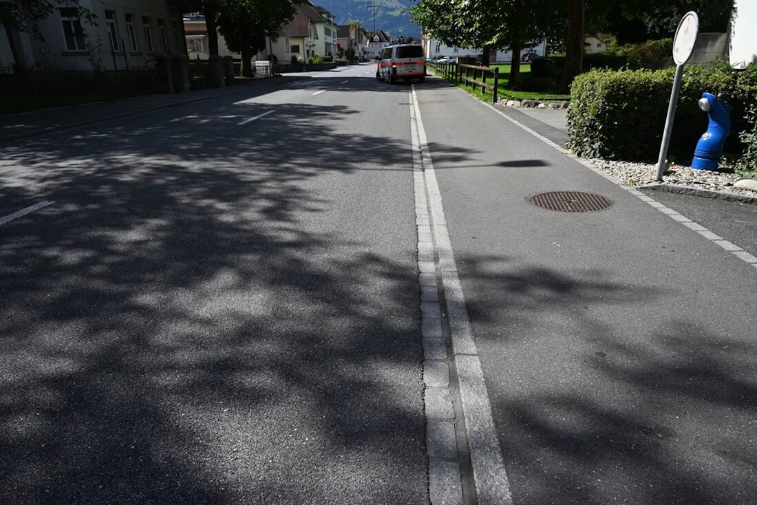 Ein 79-jähriger Mann erlitt bei einem E-Bike-Unfall in Trübbach schwere Verletzungen und wurde ins Spital gebracht.