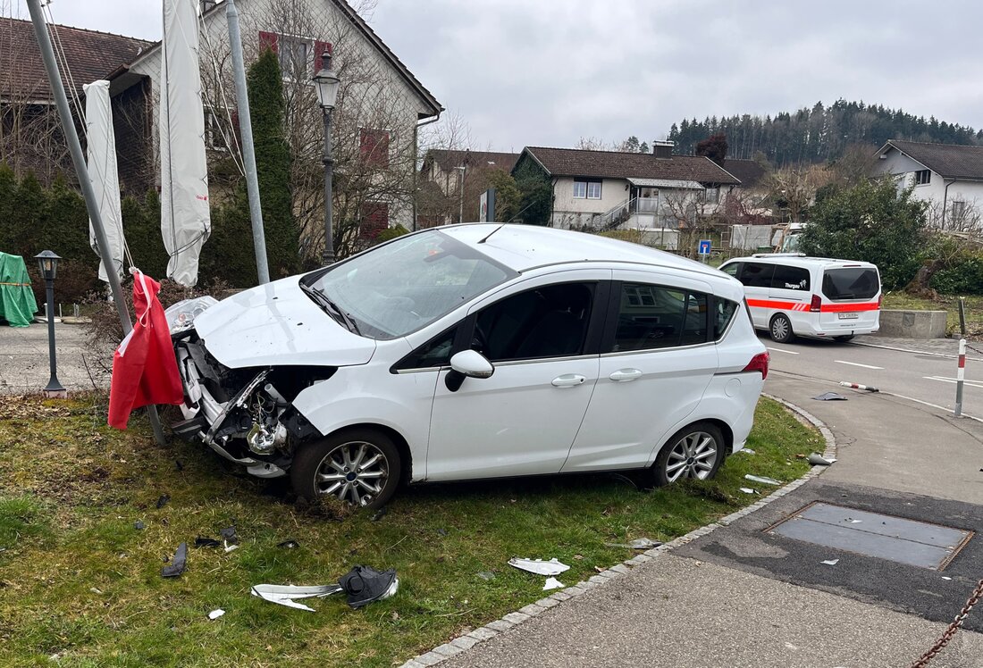 Ein 79-jähriger Autofahrer verunfallte in Wiezikon b. Sirnach. Sachschaden in Höhe von mehreren tausend Franken, keine Verletzten.