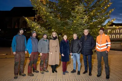 Weihnachtsbaum aus Triesenberg leuchtet vor dem Regierungsgebäude!