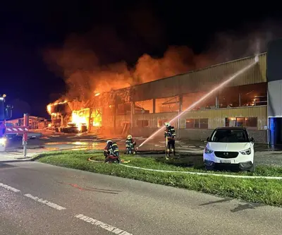 Großer Brand in Murist: Feuerwehr rettet Unternehmen vor Flammen!