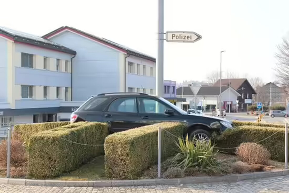 Eine 80-jährige Frau fuhr am 7. März 2022 in Appenzell versehentlich in eine Kreiselinsel, blieb jedoch unverletzt.