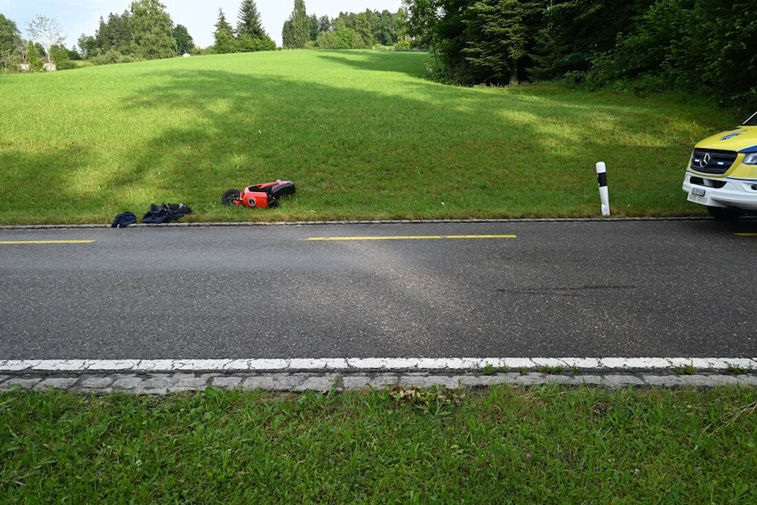 Ein 81-jähriger Mann stürzt mit seinem Elektro-Kleinmotorrad in Oberhelfenschwil und wird ins Spital gebracht.
