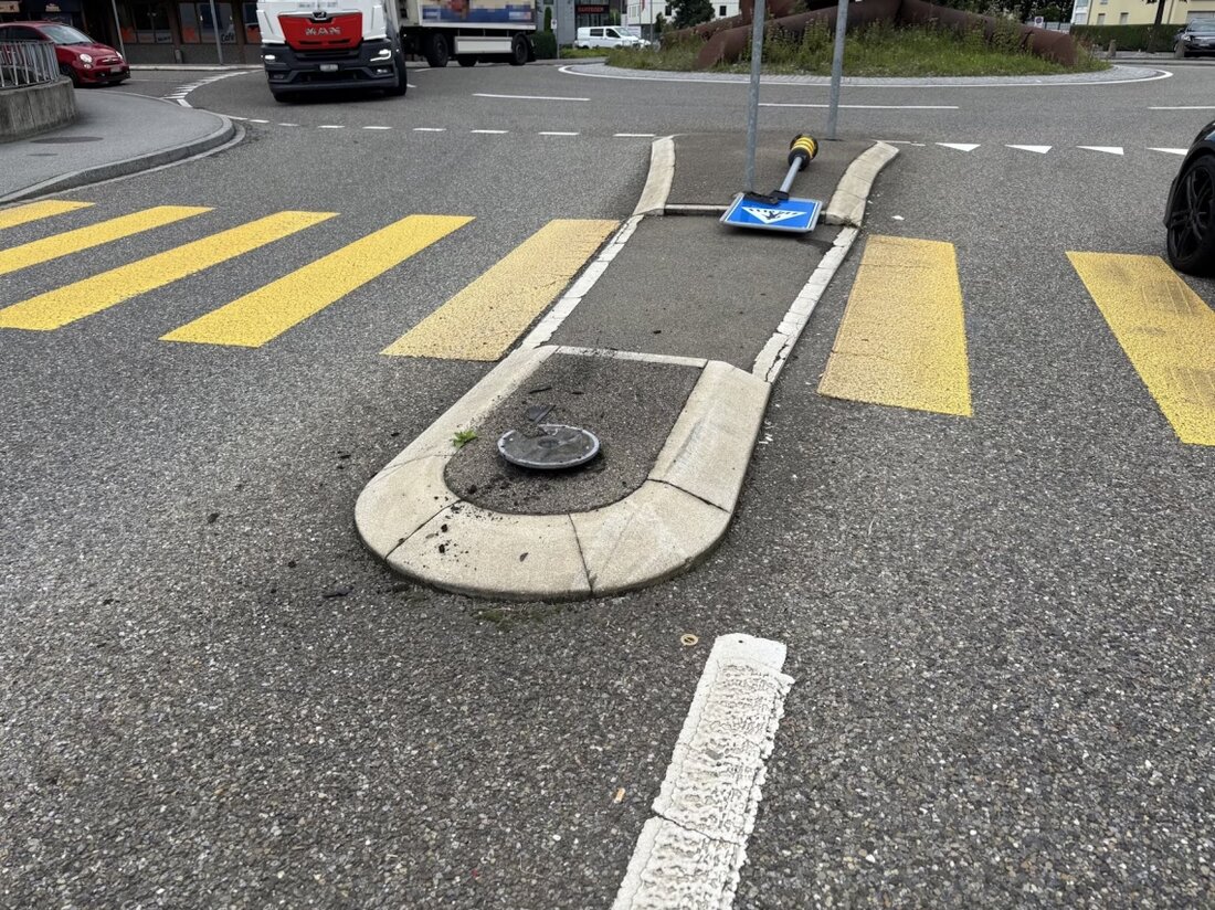 Ein 82-jähriger Mann verursachte am 05.08.2025 in Au einen Unfall, als er gegen einen Inselpfosten fuhr und verletzt wurde.