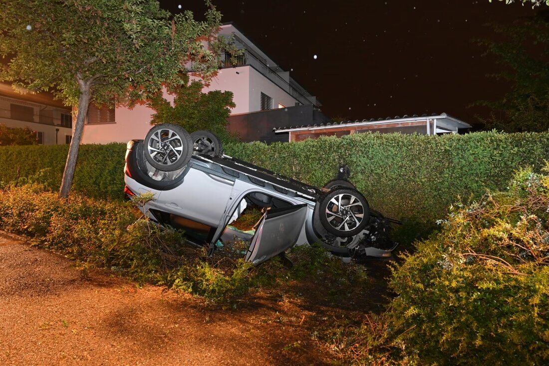 Ein 83-jähriger Autofahrer verunglückte schwer auf der Neugrubenstrasse in Wil. Totalschaden am Fahrzeug, Rettung ins Spital.